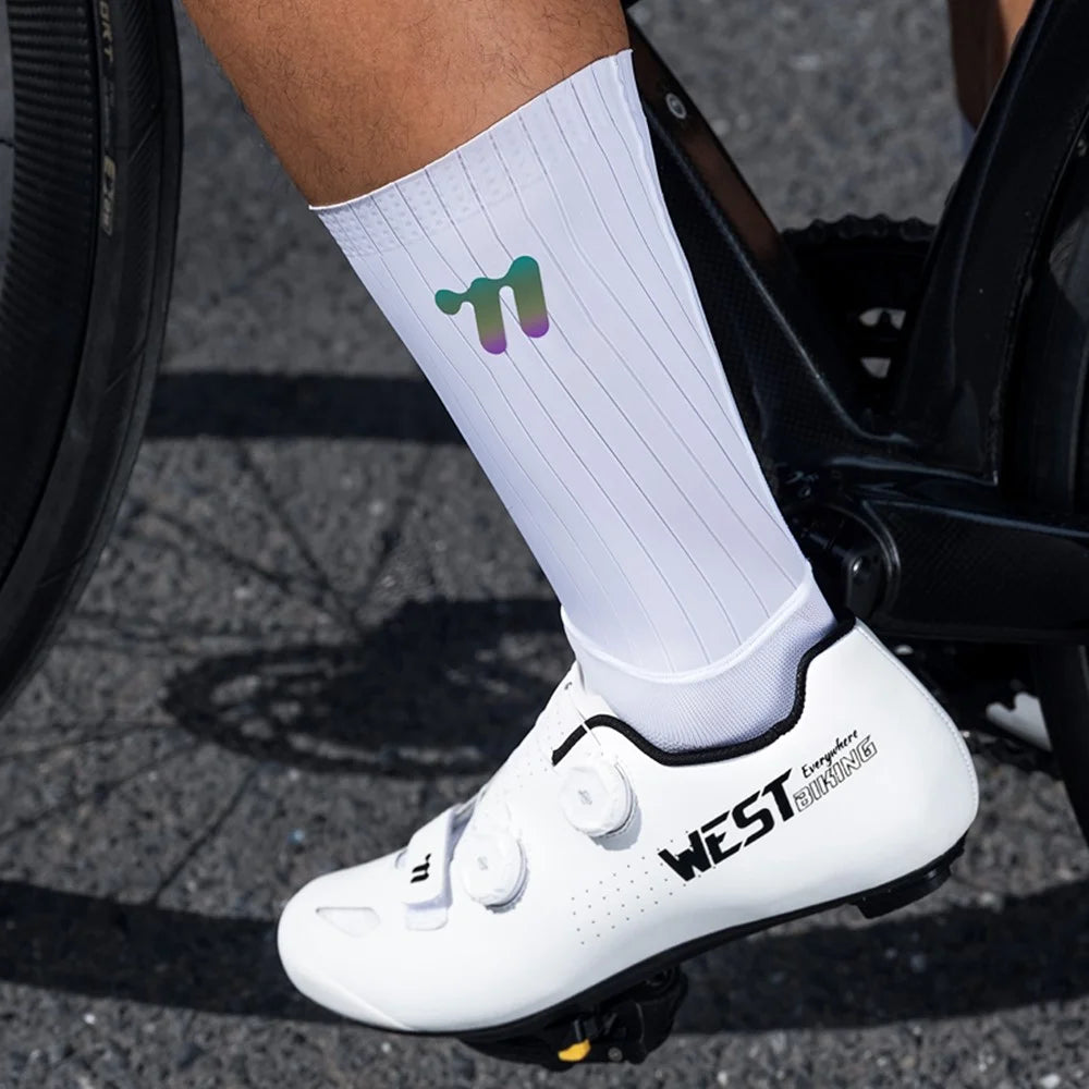 WEST BIKING YP0216058 1 Pair Cycling Socks Anti-Slip Breathable Quick Dry Middle Tube Socks - White - 7