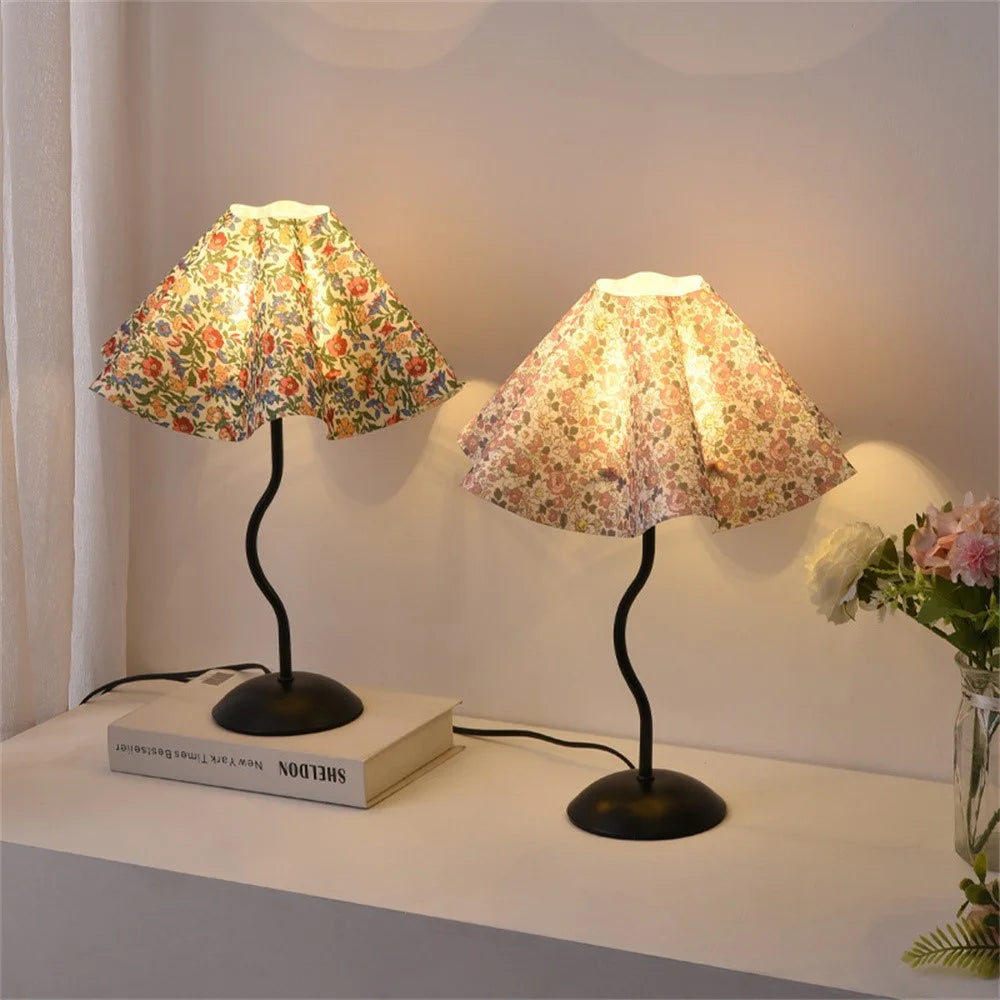 7W Bedroom Petal Bedside Lamp 3-Color Dimmable Table Lamp Flicker-Free Eye-Care Light with Metal Base for Home, EU Plug - Rustic Petal Lampshade - 7