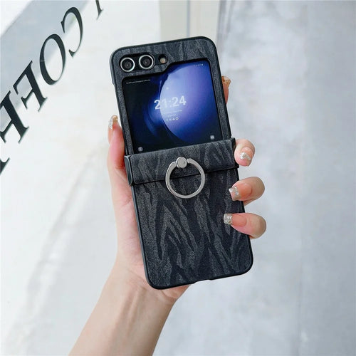 For Samsung Galaxy Z Flip7 FE 5G / Z Flip6 5G Feather Pattern PU Leather Coated PC Phone Cover with Ring Kickstand - Black - 1