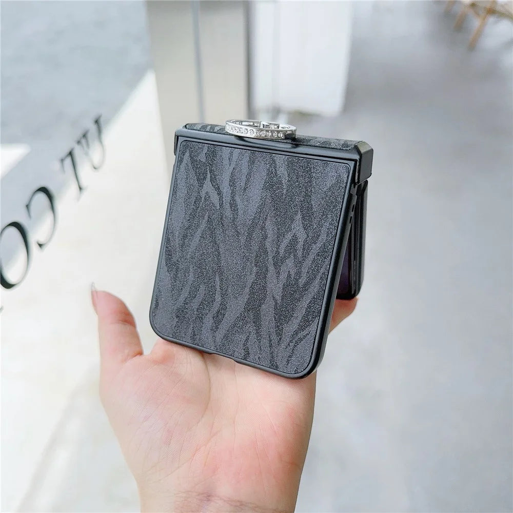 For Samsung Galaxy Z Flip7 FE 5G / Z Flip6 5G Feather Pattern PU Leather Coated PC Phone Cover with Ring Kickstand - Black - 6