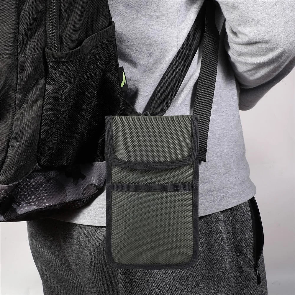 Nylon Waist Bag for 6.7-7.0 inch Phones Outdoor Belt Holster Card Holder with Carabiner - Green - 6