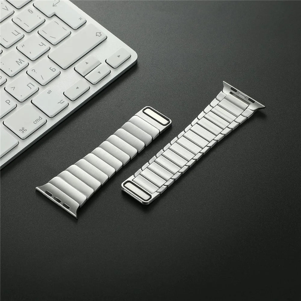 For Apple Watch Ultra 3 2 1 49mm / Series 11 10 46mm / 9 8 7 45mm / SE3 SE2 SE 6 5 4 44mm / 3 2 1 42mm Magnetic Metal Watch Strap - Silver - 7
