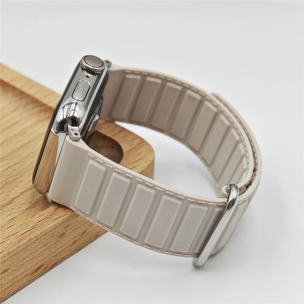Silicone Strap for Apple Watch Ultra 3 2 1 49mm / Series 11 10 46mm / 9 8 7 45mm / SE3 SE2 SE 6 5 4 44mm / 3 2 1 42mm Magnetic Buckle Watch Band - Starlight - 2