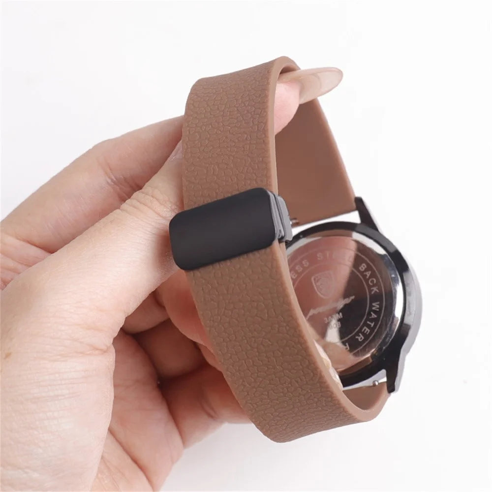 22mm Magnetic Silicone Band for Huawei Watch GT 5 46mm / GT 5 Pro 46mm / Samsung Galaxy Watch3 45mm Litchi Texture Watch Strap - Green - 7