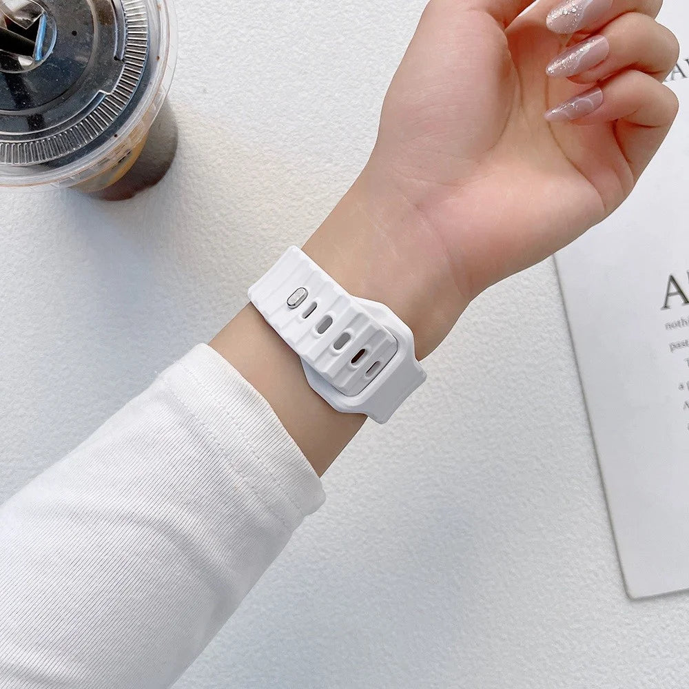 For Apple Watch Ultra 3 2 1 49mm / Series 11 10 46mm / 9 8 7 45mm / SE3 SE2 SE 6 5 4 44mm / 3 2 1 42mm Stripe Design Silicone Wrist Band Replacement Adjustable Watch Strap - White - 3