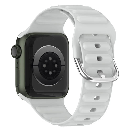 For Apple Watch Ultra 3 2 1 49mm / Series 11 10 46mm / 9 8 7 45mm / SE3 SE2 SE 6 5 4 44mm / 3 2 1 42mm Wave Design Silicone Watch Band Square Buckle Wrist Strap - Light Grey - 1