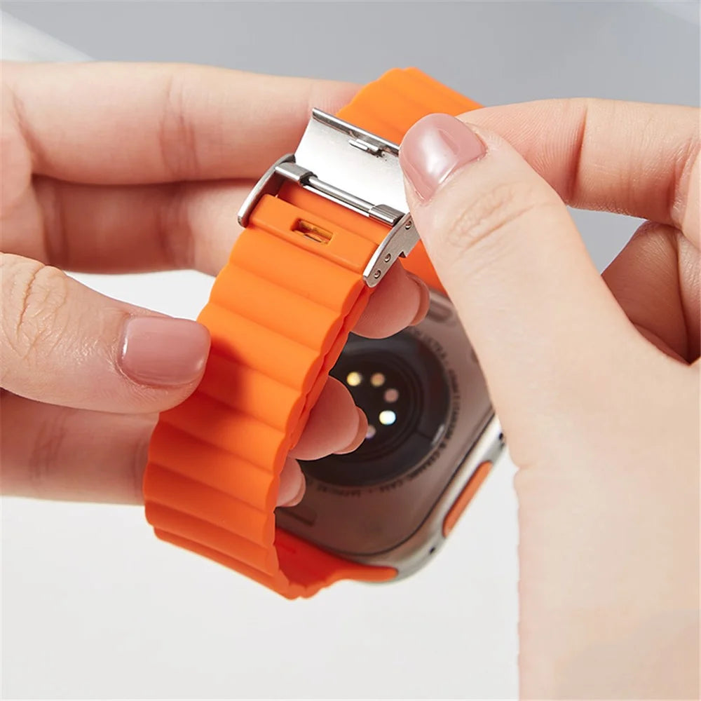 For Apple Watch Ultra 3 2 1 49mm / Series 11 10 46mm / 9 8 7 45mm / SE3 SE2 SE 6 5 4 44mm / 3 2 1 42mm Silicone Watch Strap Clip Buckle Watch Band - Orange - 3