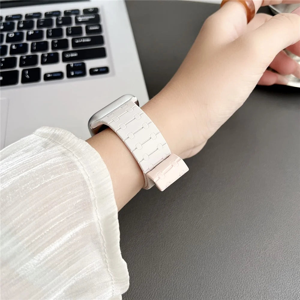 KALEBOL KLB-CXGJ-002 Magnetic Silicone Band For Apple Watch Series 11 10 42mm / 9 8 7 41mm / SE3 SE2 SE 6 5 4 40mm / 3 2 1 38mm - Starlight+Pink - 3