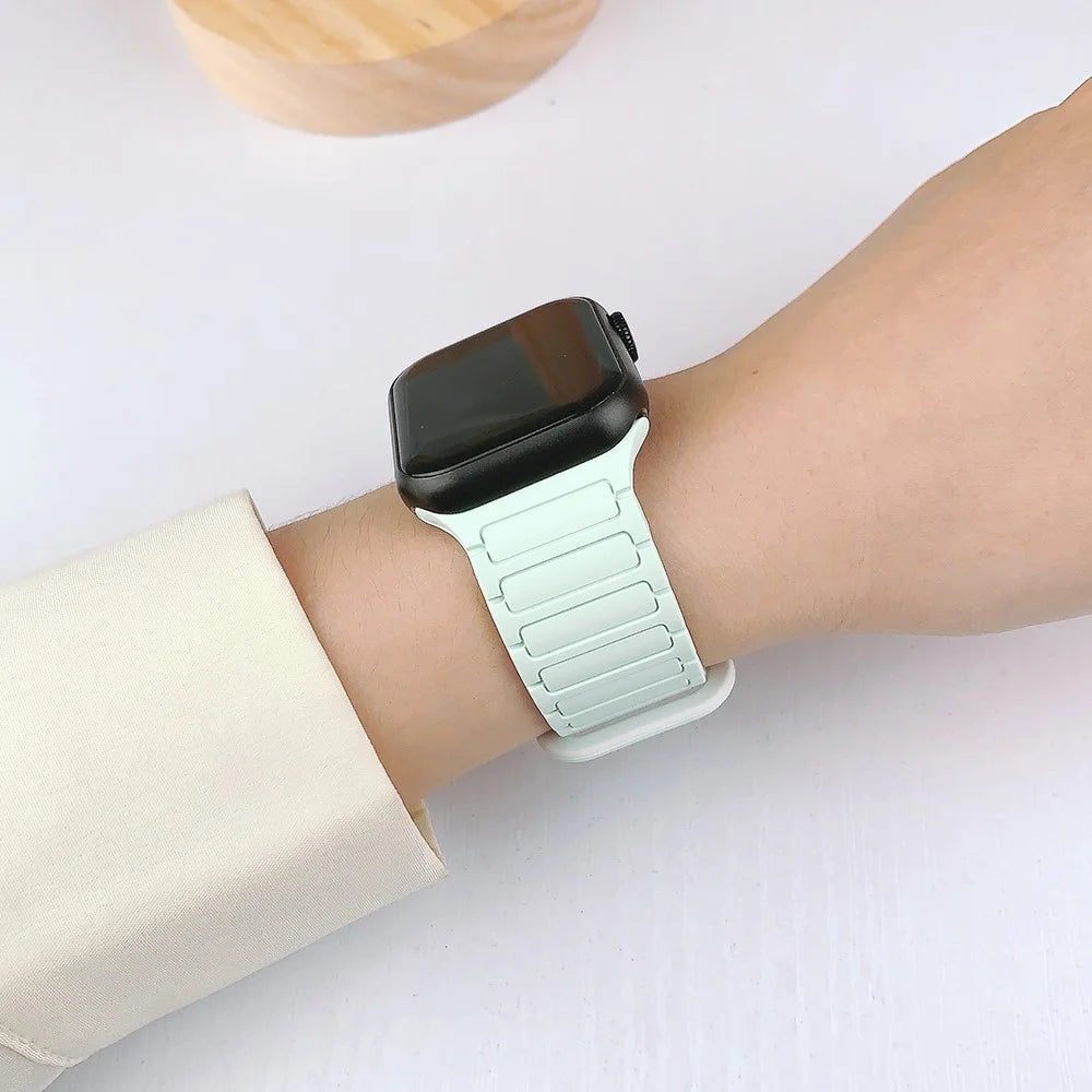 For Apple Watch Series 11 10 42mm / 9 8 7 41mm / SE3 SE2 SE 6 5 4 40mm / 3 2 1 38mm Watchband Soft Silicone Magnetic Strap - White / Black - 3