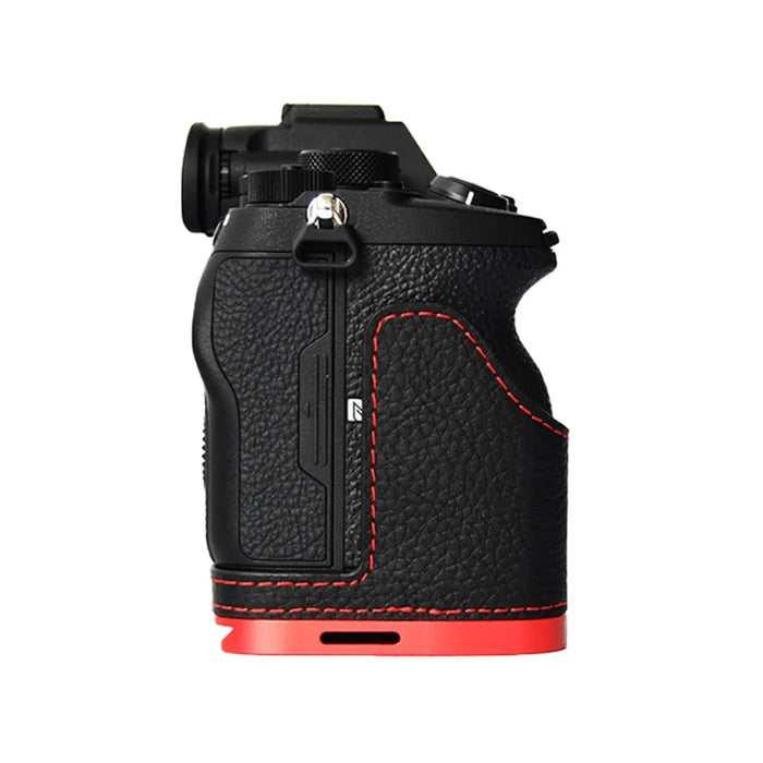 For Sony A7R4/A7M4 Quick Release Plate Metal + Genuine Leather Camera Protection Bottom Case Cover with Hand Strap - Black/Red Bottom - 7